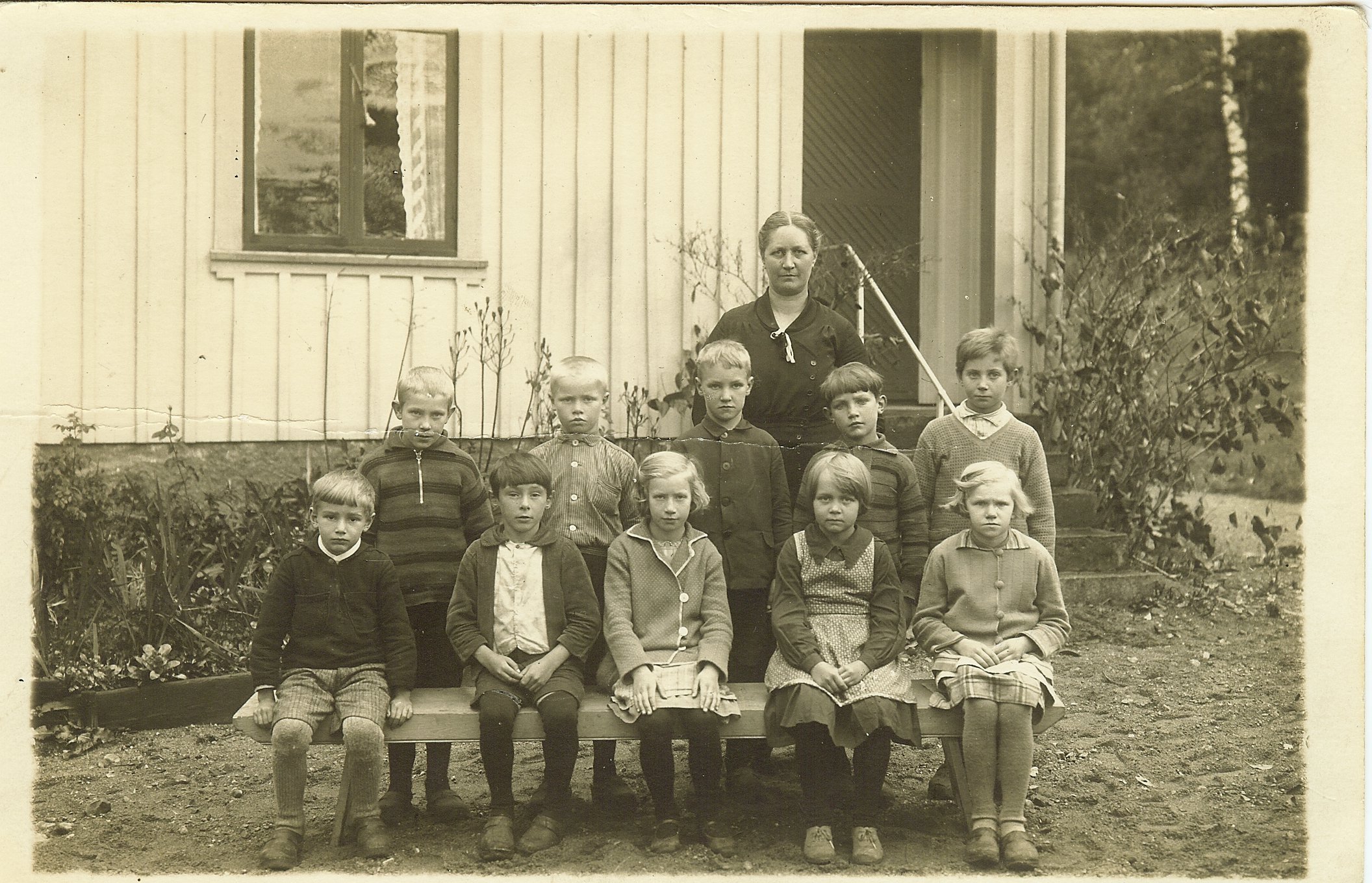 Gammal skolklass framför Ästad folkskola